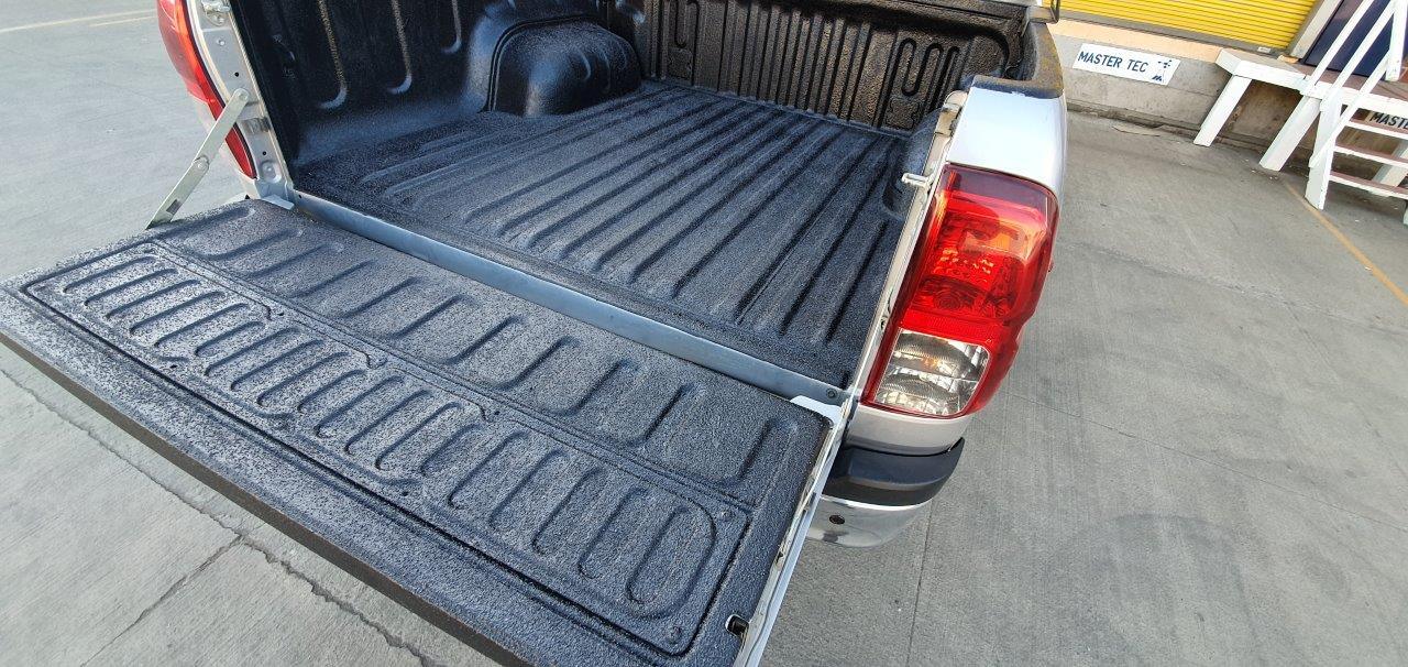 Pickup con batea y portalón revestidos